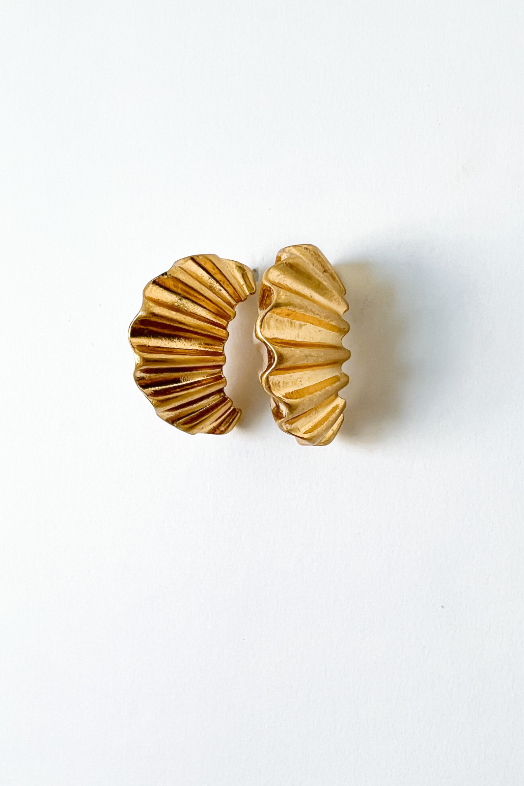 Esmeralda Wavy Textured Earrings - fab'rik