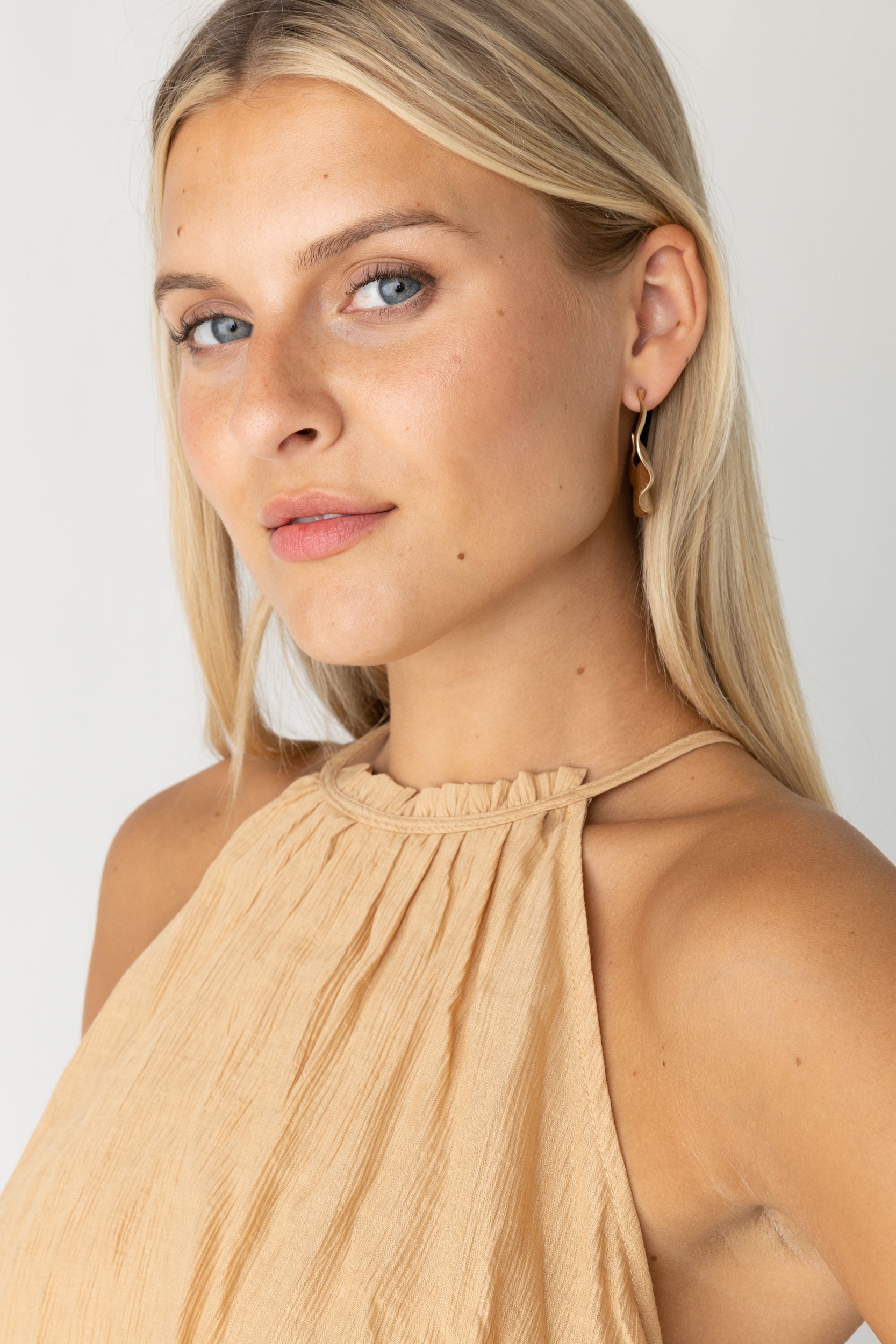 Cece Wavy Textured Hoops - fab'rik